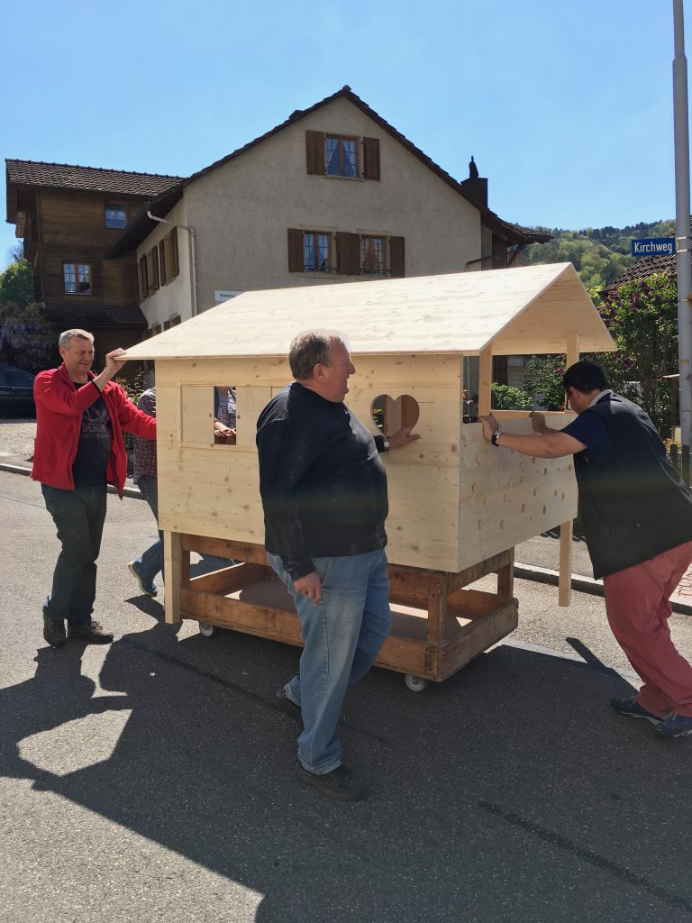 Transport des umbemalten Spielhaus.